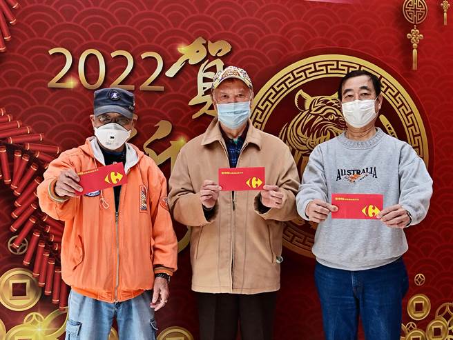 資深演員小憲兵、陳鋼及康凌，3人感情好一碰面就抓緊時間話家常。（台視提供）