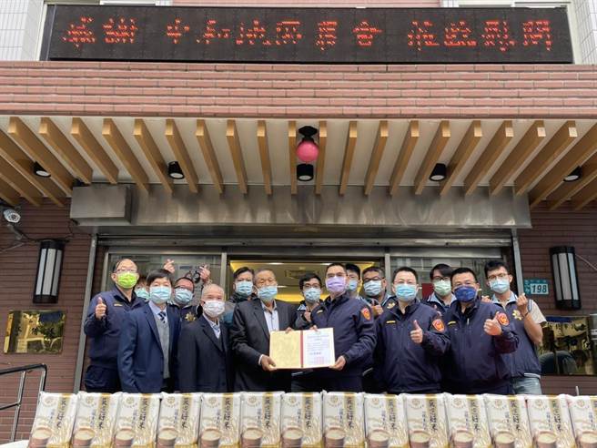 新北市中和地区农会率团至永和警分局慰问，感谢执勤员警辛劳。（永和警分局提供）