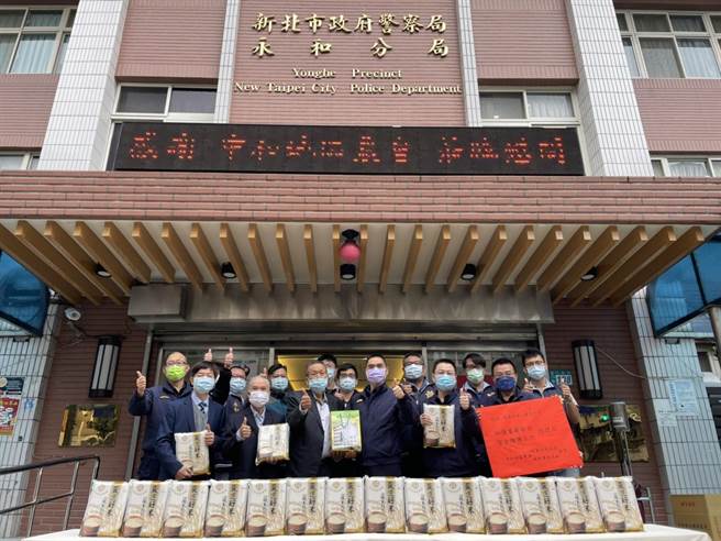 新北市中和地区农会率团至永和警分局慰问，感谢执勤员警辛劳。（永和警分局提供）