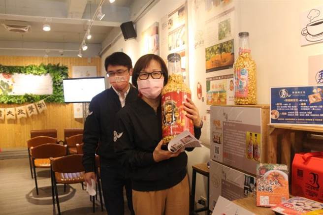 苗栗县副县长邓桂菊20日主持青创产业成果展，亲自帮创业青年加油打气。（苗栗县政府提供／谢明俊苗栗传真