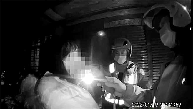 員警攔查女騎士未開大燈發現又是酒駕移送法辦。(警方提供／呂筱蟬桃園傳真)