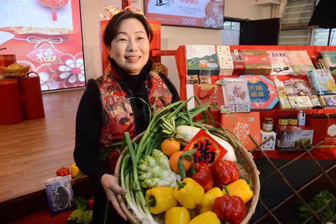花蓮縣長徐榛蔚說，縣府嚴選各式年節必備年貨、伴手禮、農特產品，邀請鄉親到年貨大街採辦年貨。（王志偉攝）