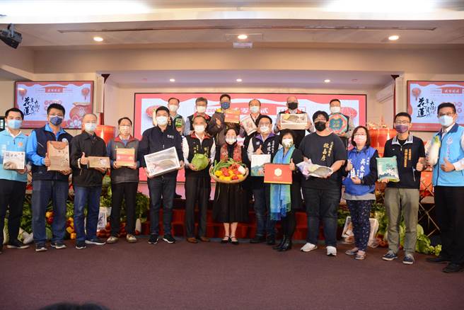 花蓮縣長徐榛蔚等人邀請民眾一同到年貨大街採辦年貨。（王志偉攝）