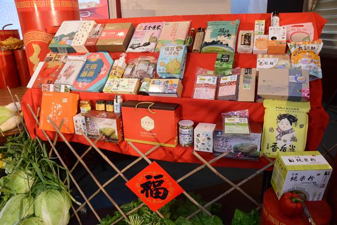 今年年貨大街分伴手禮等4大展售區。今天展示新鮮年貨，（王志偉攝）