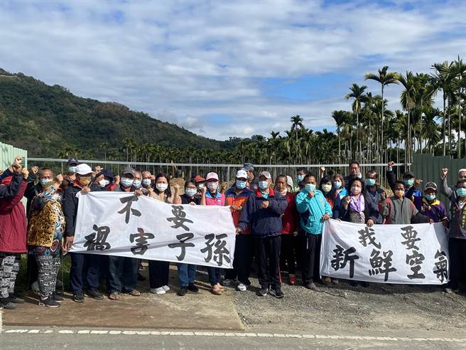 业者准备在台东县关山镇、海端乡交界处设立兴建禽畜粪堆肥及加工厂，却遭到居民抗议。（蔡旻妤摄）