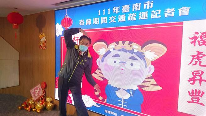 台南市长黄伟哲参加台南市交通疏运计画说明会，提醒民眾疫情有扩散趋势，春节游玩勿忘记防疫。（程炳璋摄）