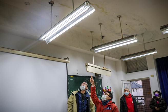 立委洪孟楷会勘，见到三芝国小教室天花板渗水样貌，认为亟需改善。（洪孟楷办公室提供／戴上容新北传真）