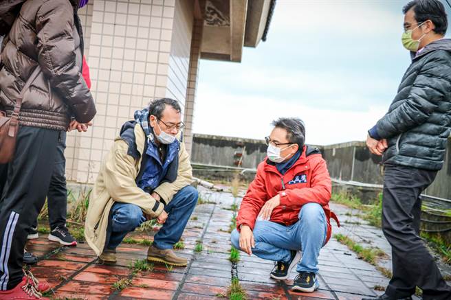 立委洪孟楷到三芝国小会勘，楼顶防水层被杂草破坏，降低防水功能，以至于发生漏水情形（洪孟楷办公室提供／戴上容新北传真）