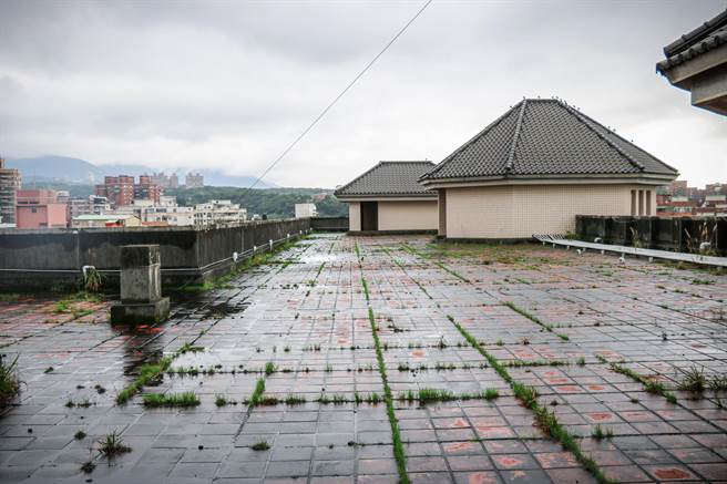 三芝国小楼顶防水层破损，降低防水功能，以至于发生漏水情形（洪孟楷办公室提供／戴上容新北传真）