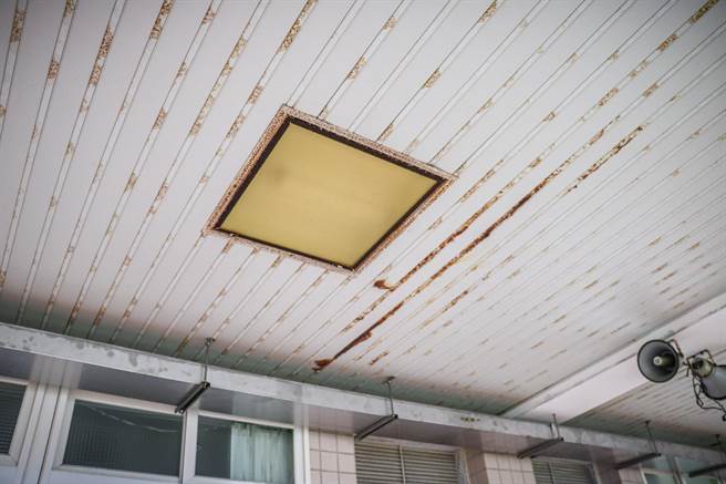 三芝国小天花板出现锈蚀情形（洪孟楷办公室提供／戴上容新北传真）
