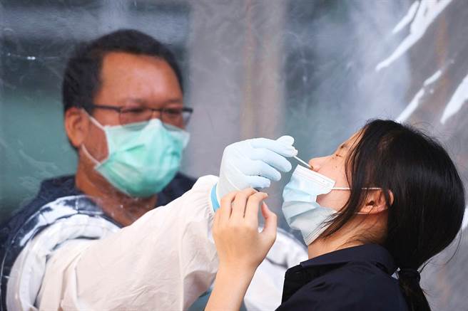 Omicron症状像感冒，让人容易轻忽，不过英国统计，24%患者通报出现「脑雾」（Brain Fog），症状包括注意力难集中、记忆障碍等，甚至可能丧失工作能力。（资料照／路透社）