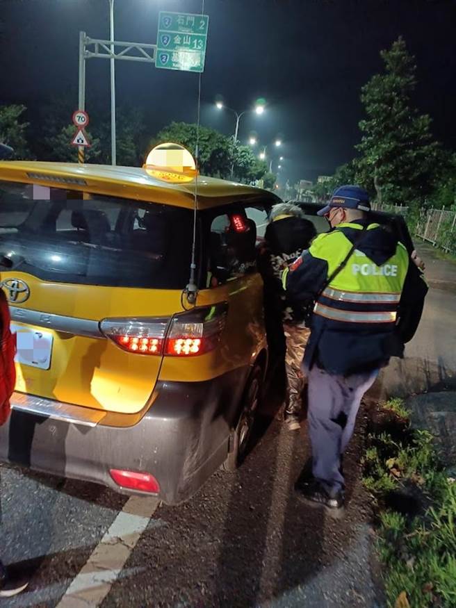 街友路倒三芝路边，幸运遇到警察协助（警方提供／戴上容新北传真）
