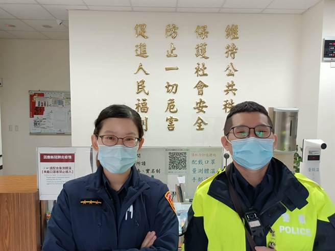 三芝分驻所警员黄姿瑾、黄裕翔协助街友安置（警方提供／戴上容新北传真）