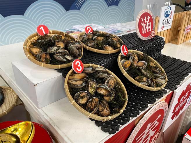 新北市长侯友宜今（20日）受邀至东森购物台行销产地直送最新鲜的贡寮鲍。（叶书宏摄）