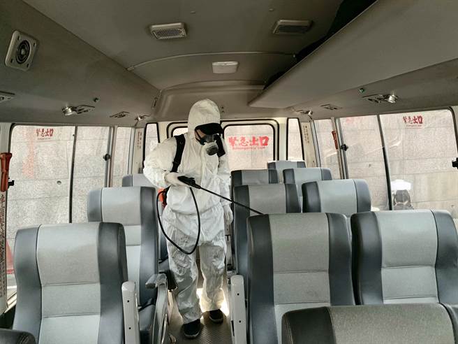 台北市政府衛生局今公布40多歲男性案18116足跡，其中包含台北市東吳大學城中校區、信義區等處，並搭乘高鐵、北捷通勤，目前匡列65居家隔離，6人陰性，其他檢驗中，擴大採檢調查中。圖為清消照。（資料照）