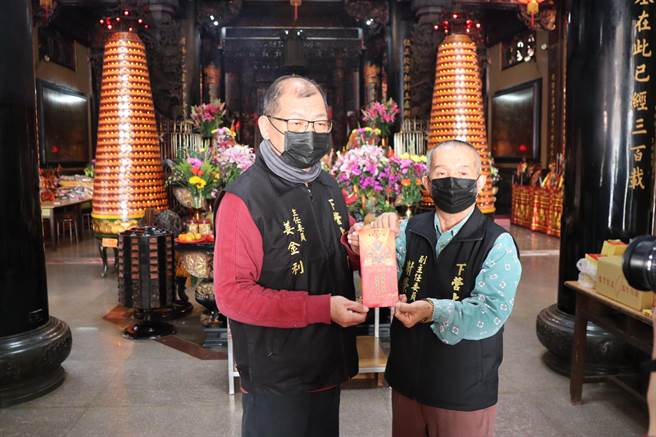 台南市下營上帝廟廣發招財金，從年頭送到年尾，上限5億元，但限定1年內要歸還。（劉秀芬攝）