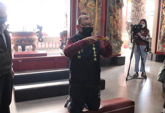 台南市下營上帝廟廣發招財金，從年頭送到年尾，上限5億元，但限定1年內要歸還。（劉秀芬攝）