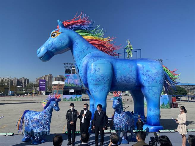 客家亲子剧《雨马》21日起连续3天移师台中演出，大型艺术装置20日在乌日日出停车场亮相。（林欣仪摄）