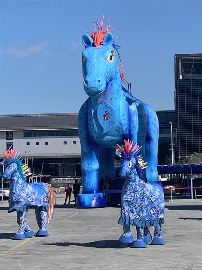 客家亲子剧《雨马》21日起连续3天移师台中演出，大型艺术装置20日在乌日日出停车场亮相。（林欣仪摄）