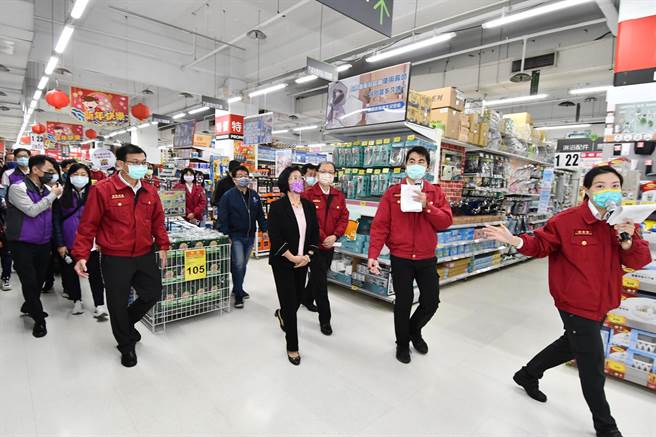 彰化大卖场春节专案安检暨演练，彰化市家乐福起跑。（吴敏菁摄）