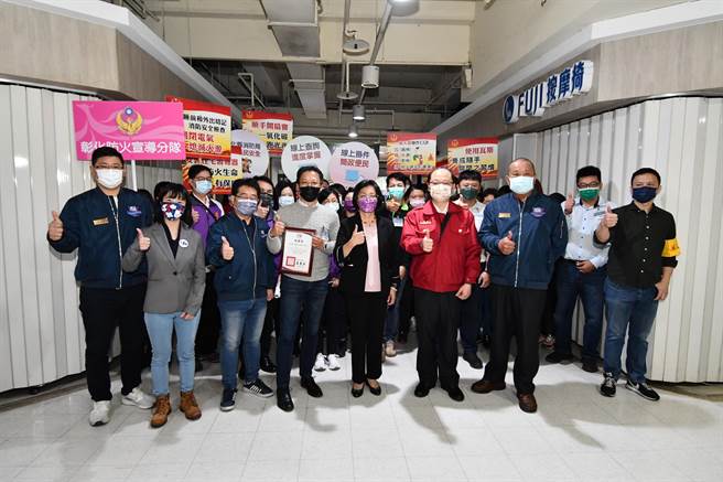 彰化大卖场春节专案安检暨演练，彰化市家乐福起跑。（吴敏菁摄）