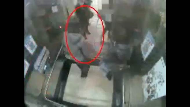 吴姓街友摸了OL臀部后，若无其事的走离电梯。（翻摄画面）