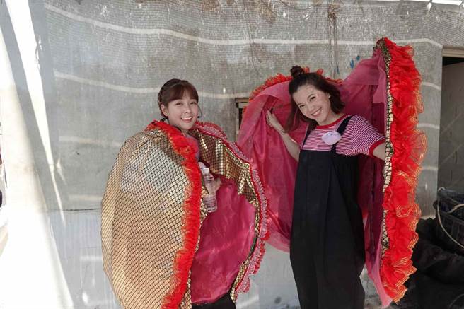 籃籃（左）和廖苡喬為節目開場扮成蚌殼精。（民視提供）