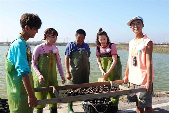 浩角翔起、籃籃、8點檔女主角廖苡喬與職人帶大家體驗養殖文蛤。（民視提供）
