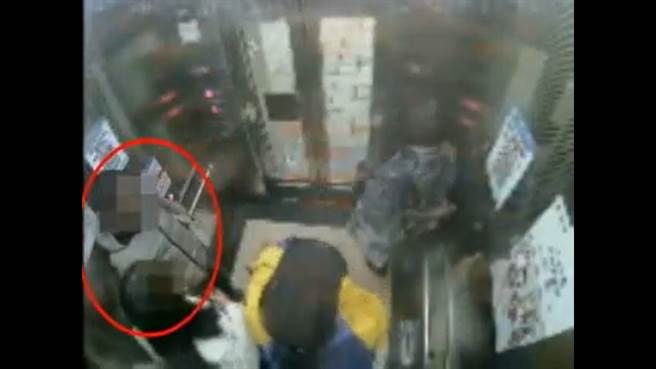 吴姓街友于电梯内见到面貌姣好OL，逐渐向她靠近。（翻摄影片）
