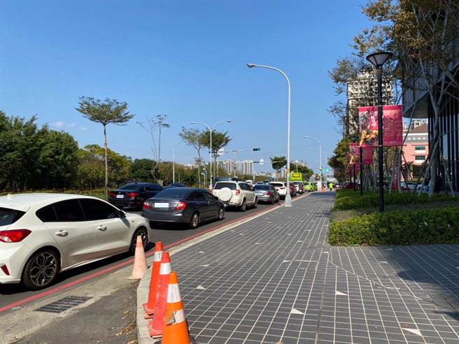 远东百货竹北店14日开始试营运，人潮、车潮涌现，周边道路也出现机车违停现象而被开罚单。（庄旻静摄）