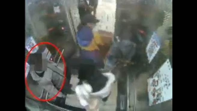 吴姓街友看见电梯门打开时，伸出咸猪手摸了OL臀部一把，女子吓到跳开并怒瞪街友。（翻摄影片）
