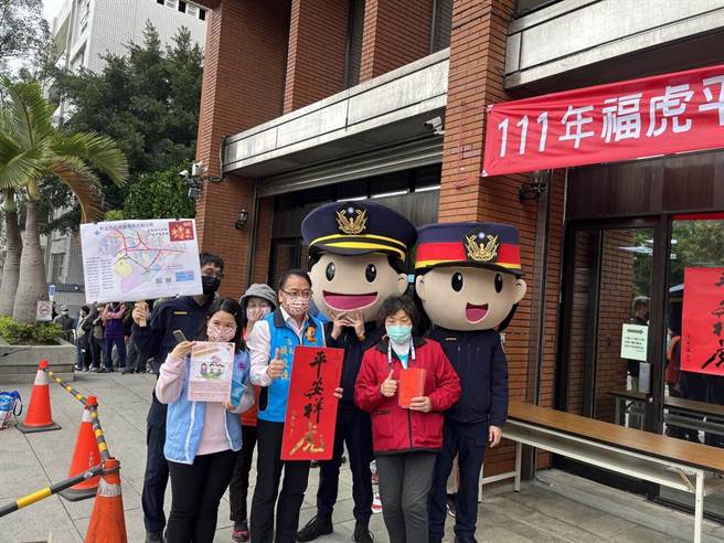 新北市中和警分局出动大头娃娃宣导。（中和警分局提供）