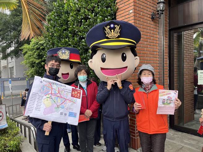 新北市中和警分局出动大头娃娃宣导。（中和警分局提供）
