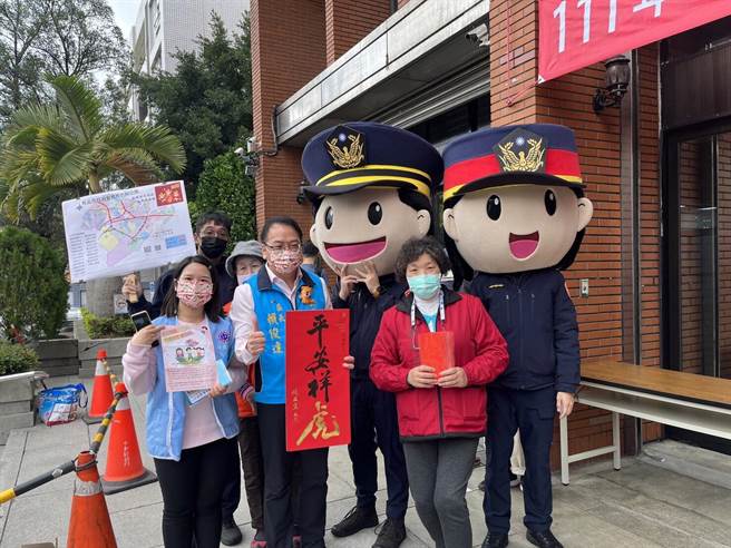 新北市中和警分局出动大头娃娃宣导。（中和警分局提供）