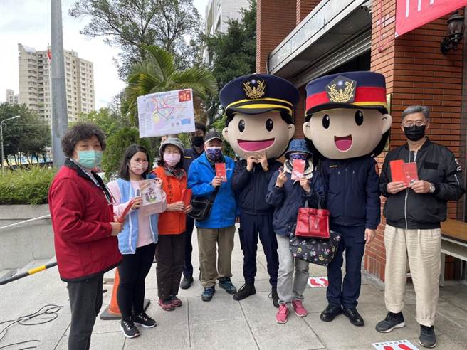 新北市中和警分局出动大头娃娃宣导。（中和警分局提供）