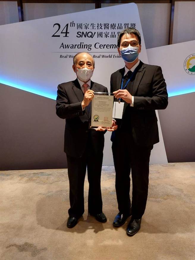 （台塑生医总经理刘慧启从生策会创办人王金平先生手中领下SNQ认证书。图／台塑生医提供）