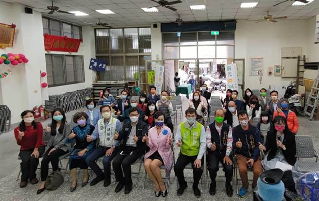 愛心業者攜手民代贈教材及桌遊，嘉惠台中市西屯區20所學校。（盧金足攝）