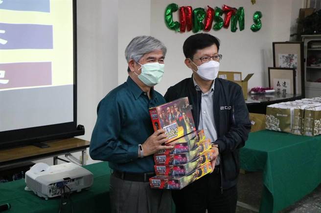 愛心業者攜手民代贈教材及桌遊，嘉惠台中市西屯區20所學校。（盧金足攝）
