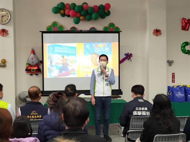 愛心業者攜手民代贈教材及桌遊，嘉惠台中市西屯區20所學校。（盧金足攝）