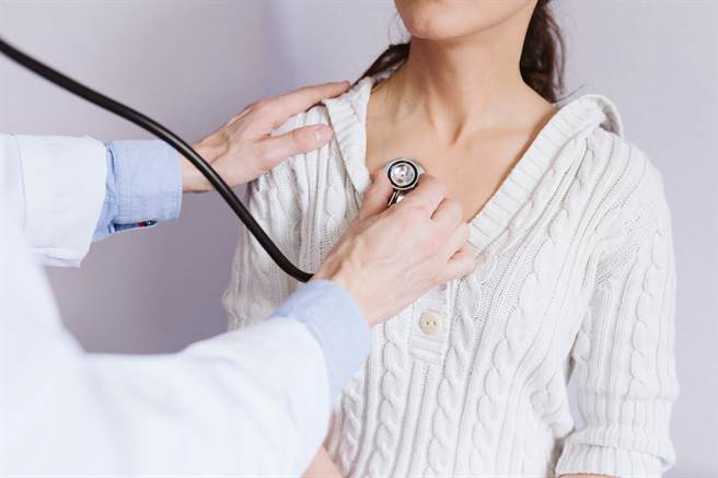 1名女网友到诊所看诊，「听诊」时遭医师直接扯下衣领，她当时往下一看发现「胸部几乎跑出来」，她事后前往理论，对方说「妳有穿胸罩，我也看不到什么」。（示意图/Shutterstock提供）