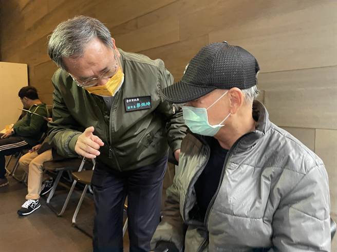 台北市副市長蔡炳坤今前往京站接種站視察。（北市府提供／楊亞璇台北傳真）