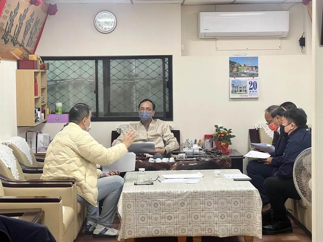 九合一选举迈入倒数阶段，国民党开始备战，党主席朱立伦第一站前往基隆与地方讨论选情。（陈彩玲摄）