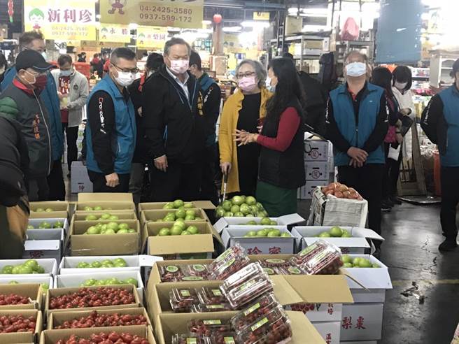 台中市府农业局长蔡精强20日至台中鱼市场与果菜批发市场视察。（台中市府提供／卢金足台中传真）