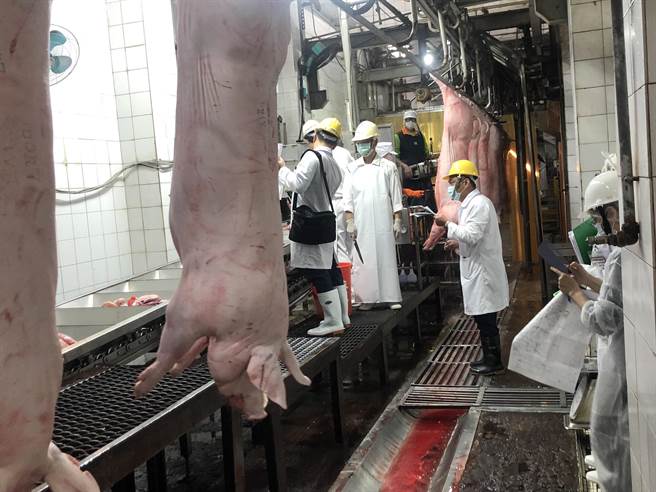 台中市农业局长蔡精强说，国产猪肉经合法屠宰场由屠检兽医师层层把关，民眾可安心消费国产生鲜猪肉或加工产品。（台中市府提供／卢金足台中传真）