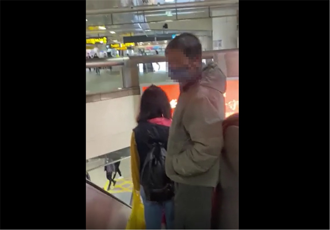 女学生在社群贴文说自己在转乘捷运时被吴姓街友摸小腿。（翻摄Dcard）
