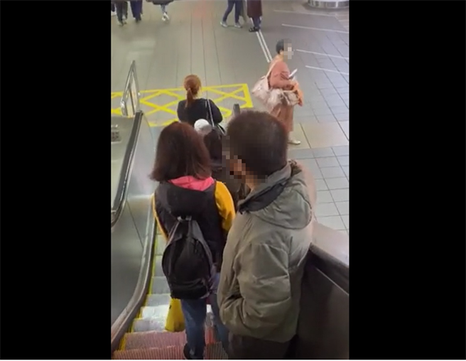 女学生在社群贴文说自己在转乘捷运时被吴姓街友摸小腿。（翻摄Dcard）
