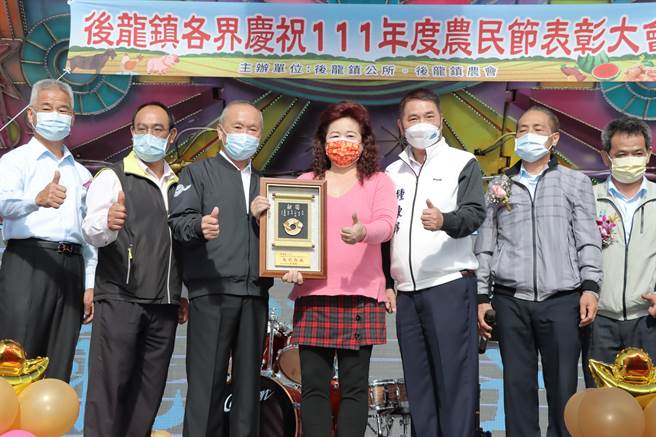 县长徐耀昌表扬绩优农业推广志工。（苗栗县政府提供／李京升苗栗传真）