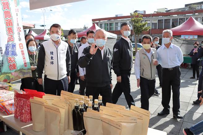 县长徐耀昌等人参观各个摊位，并协助行销农特产品。（苗栗县政府提供／李京升苗栗传真）