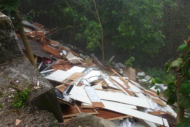 不肖装潢拆除业者将拆除后的废弃物运到山区随意丢弃。（台南市环保局提供／程炳璋台南传真）