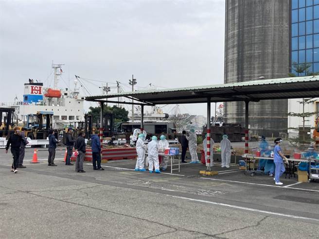 高雄港34号码头採检站进驻。（港务公司提供／洪靖宜高雄传真）